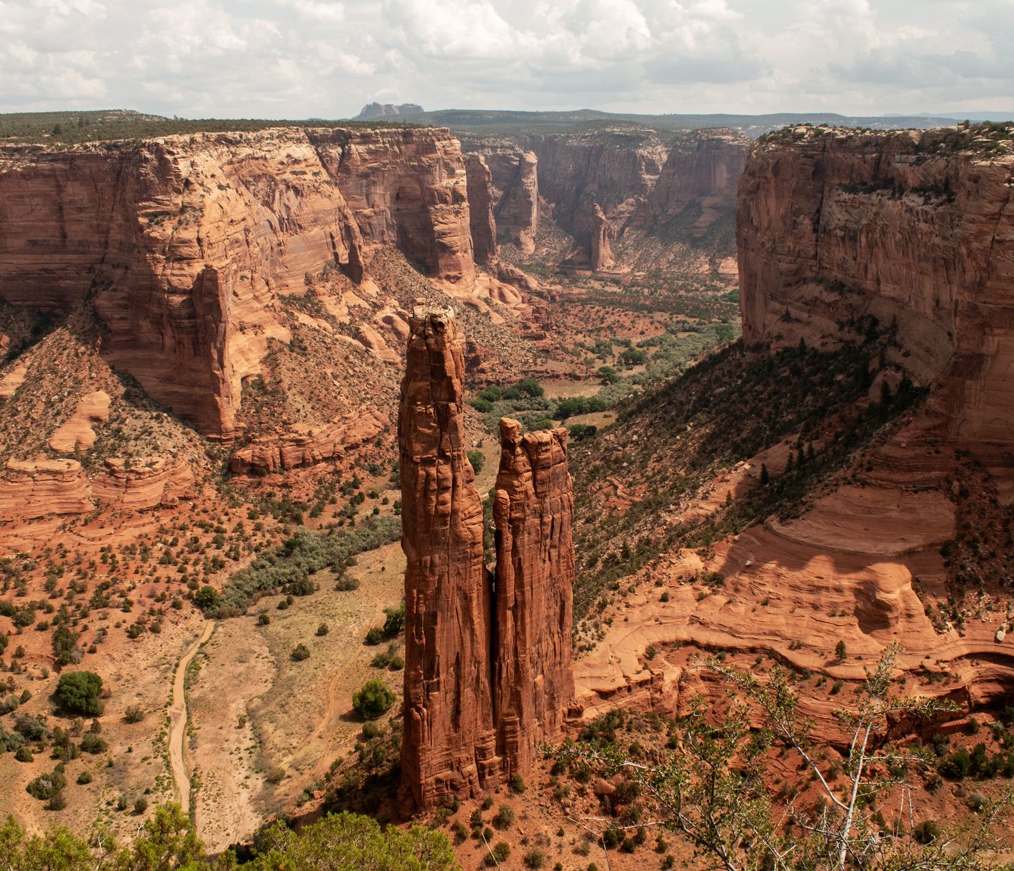 Der Canyon de Chelly ist ein stiller, zugleich kraftvoller Ort, an dem Natur und Geschichte in einzigartiger Harmonie verschmelzen.