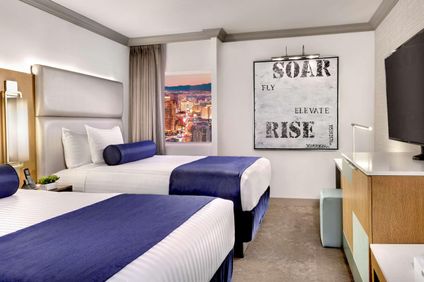 Elevate Queen Zimmer