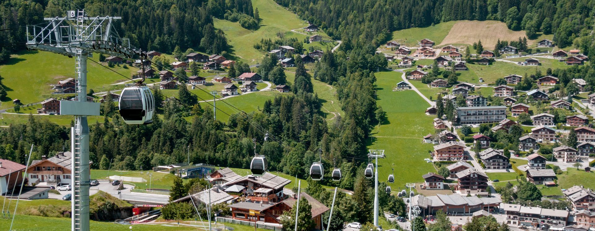 Gondole au-dessus de La Clusaz