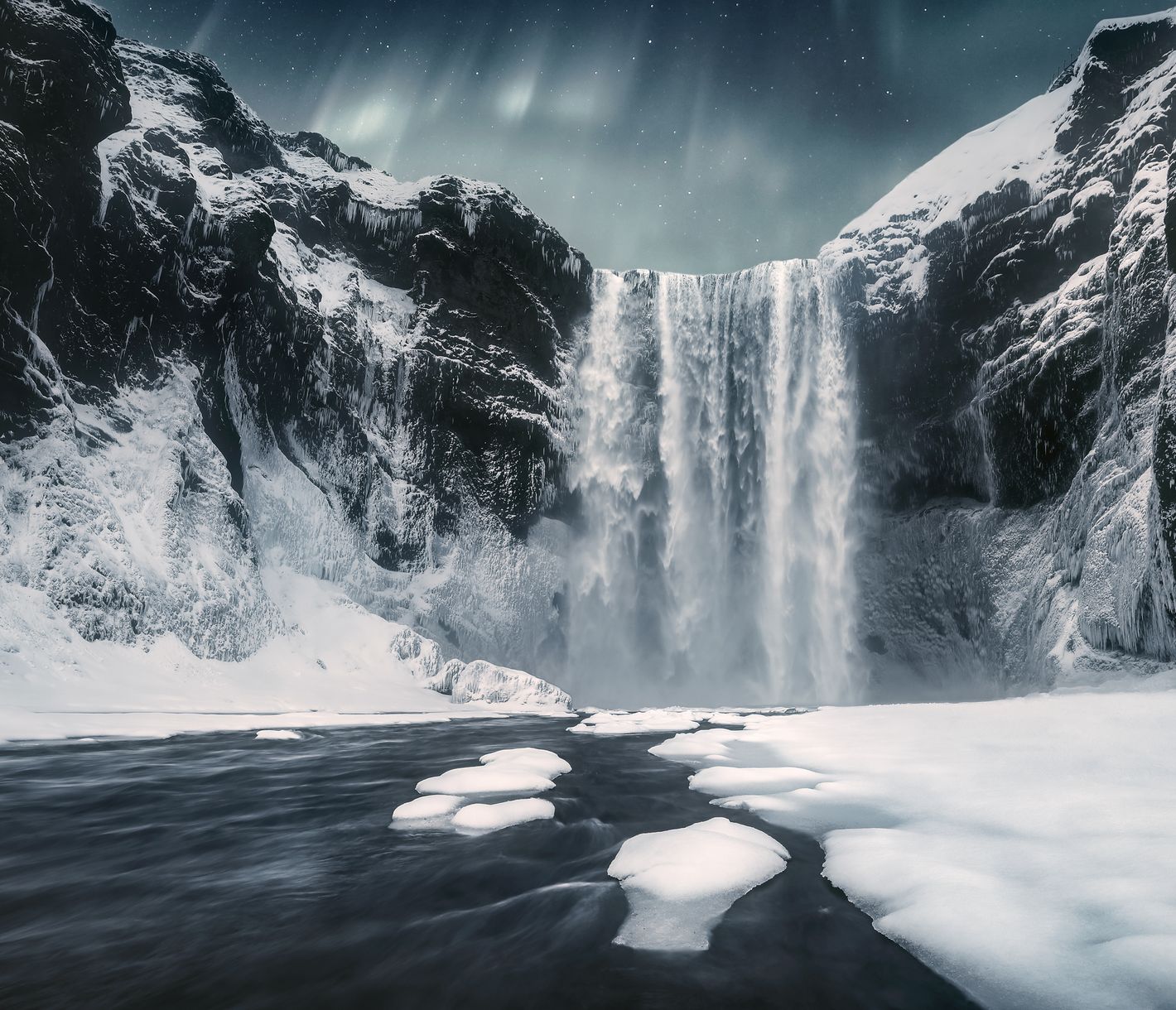 Der Skogafoss ist im Winter einfach zugänglich.