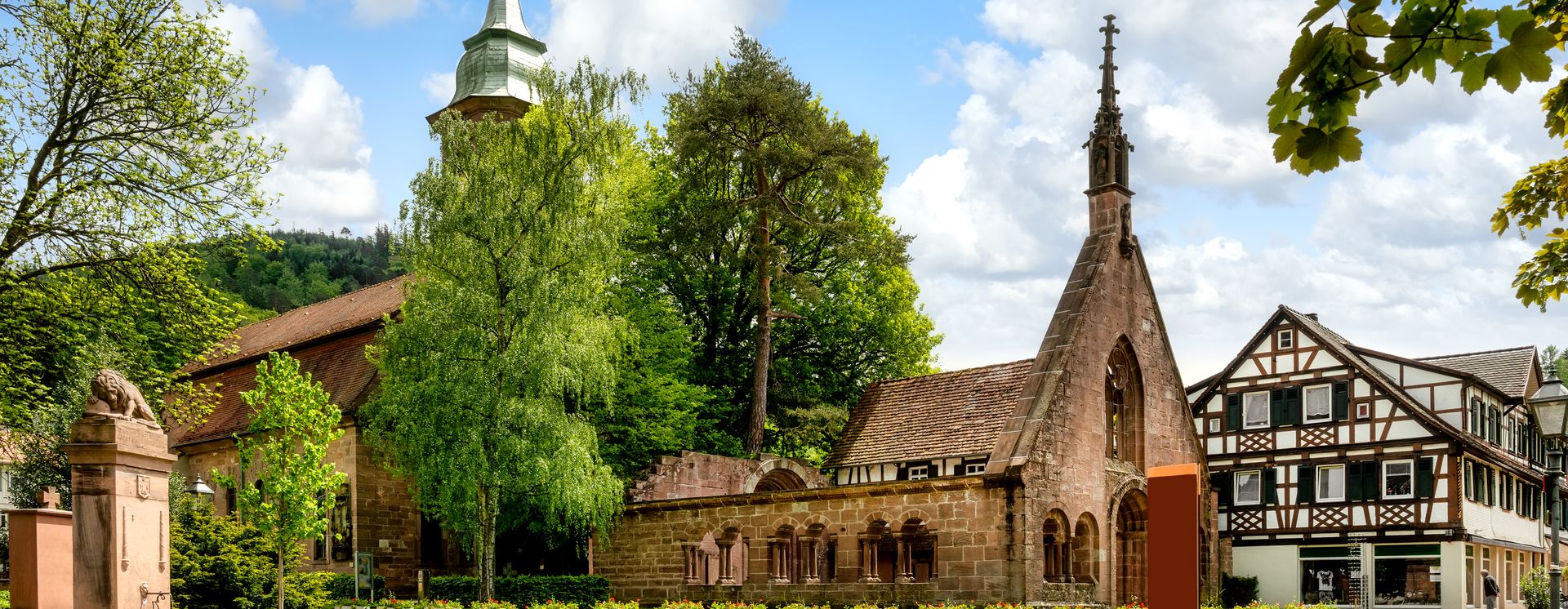 L'église évangélique du couvent et les ruines du couvent