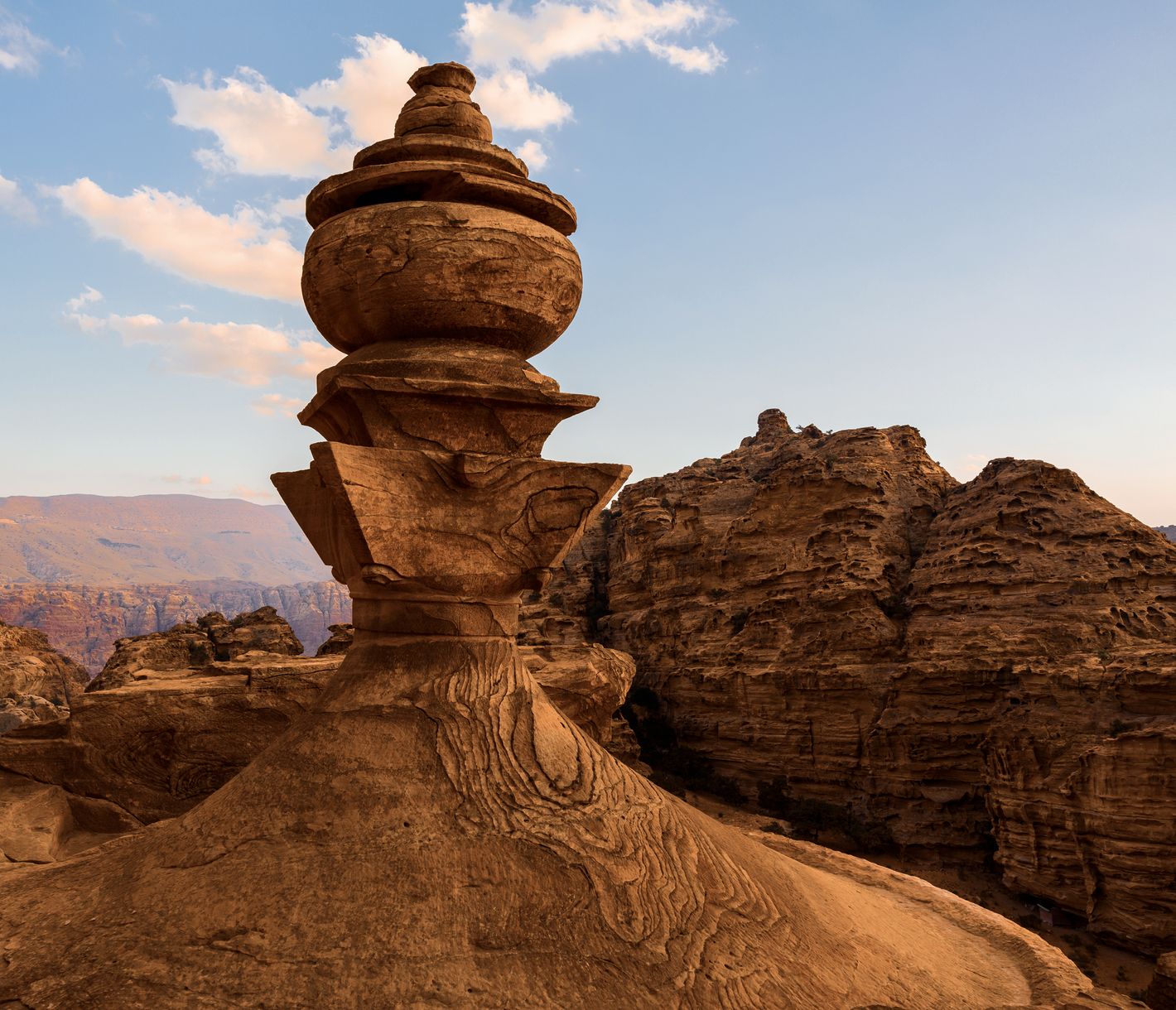 Farben des Sonnenuntergangs beim Ad-Deir-Kloster
