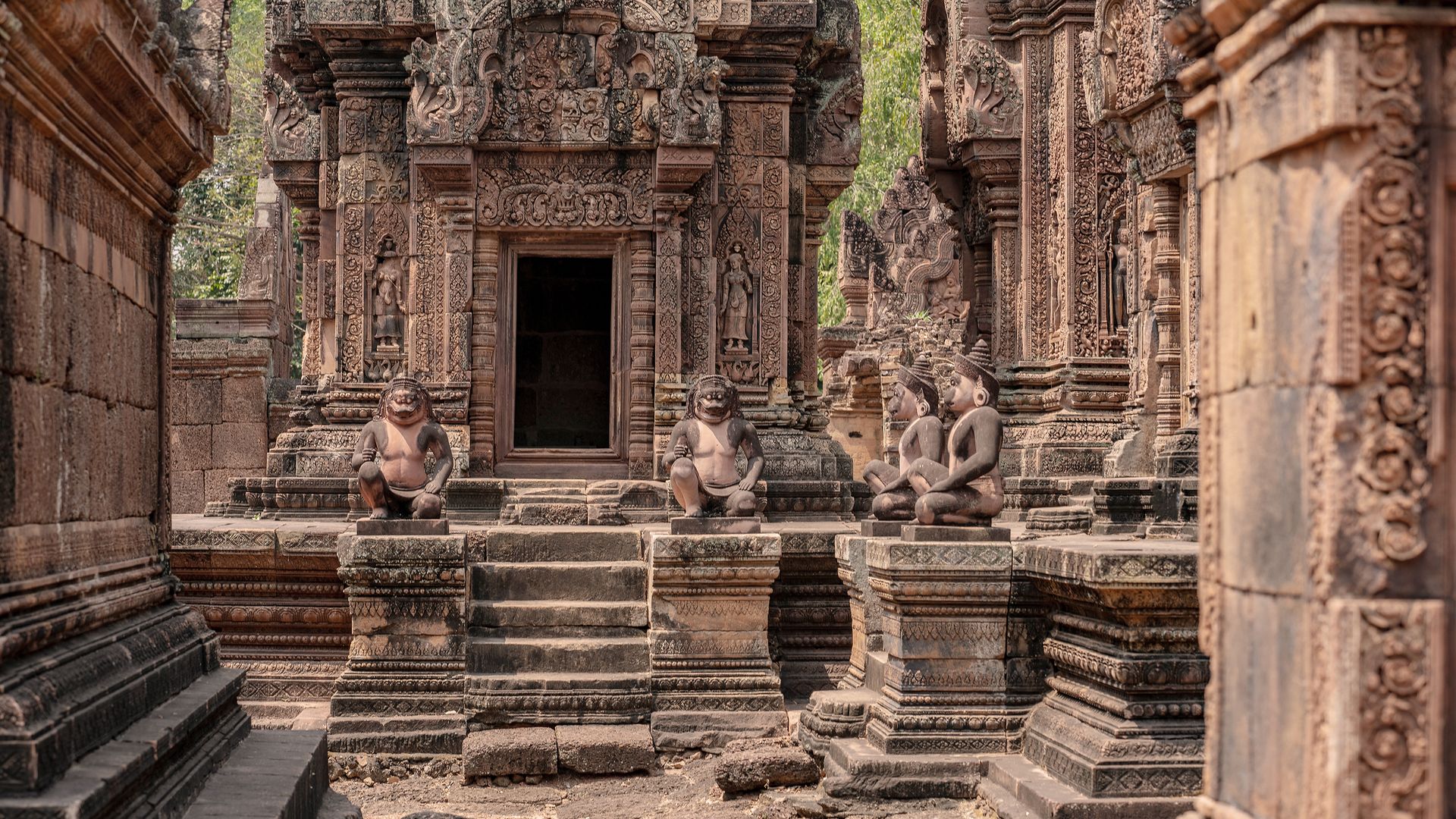 Banteay Srei est l’un des temples les plus raffinés d’Angkor.