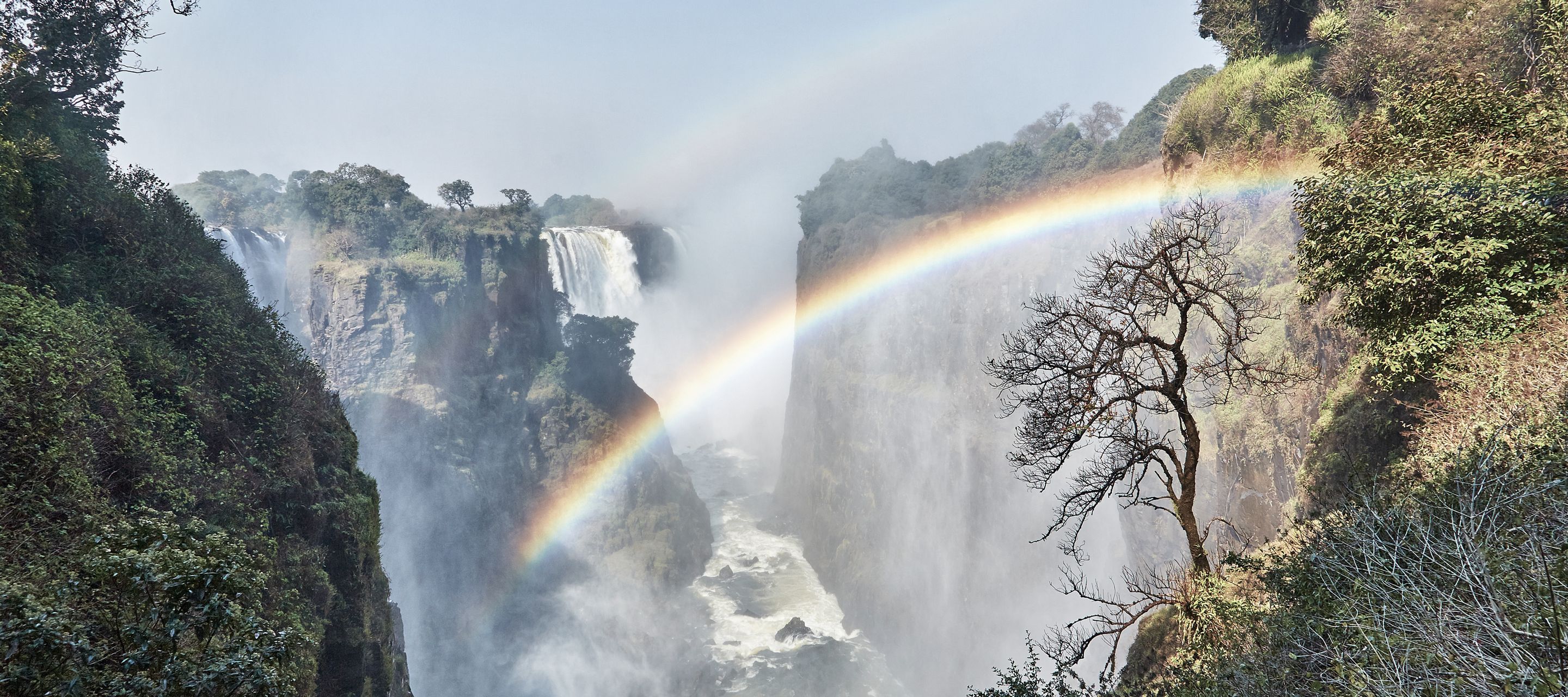 Ein Doppel-Regenbogen entspringt in der Schlucht der Victoriafälle