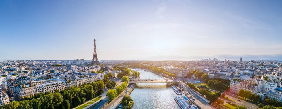 Blick auf die Seine mit dem Eiffelturm im Hintergrund.