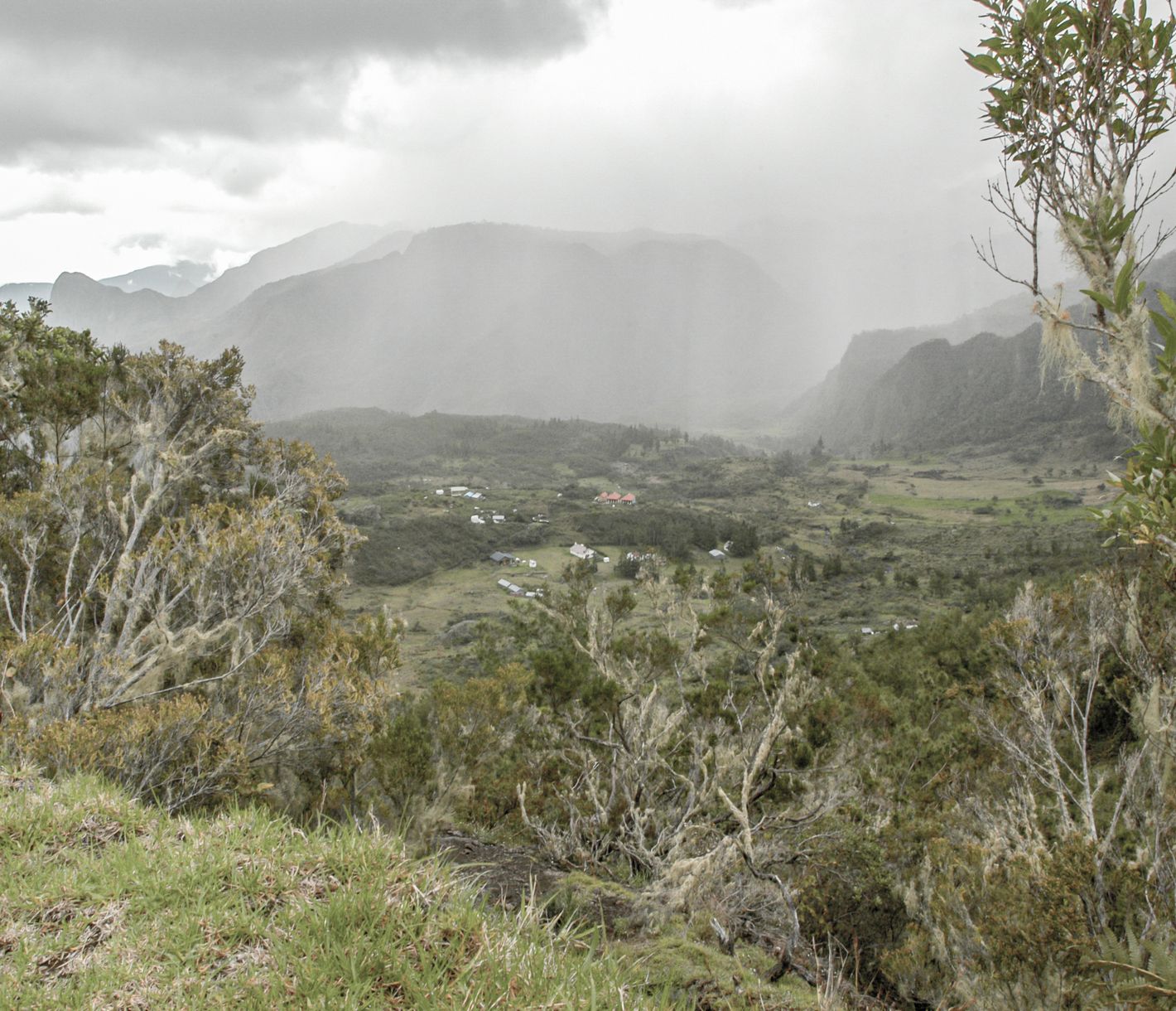 Vue du Col de Taïbit sur le Cirque de Mafate et Marla.