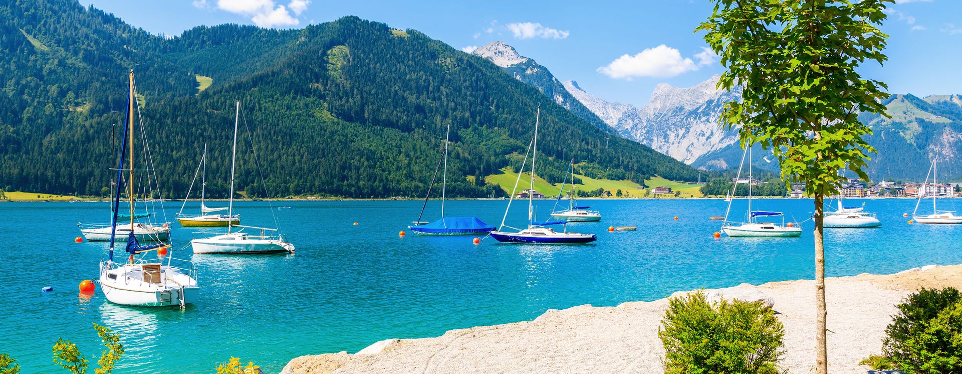 Segelboote am Seeufer