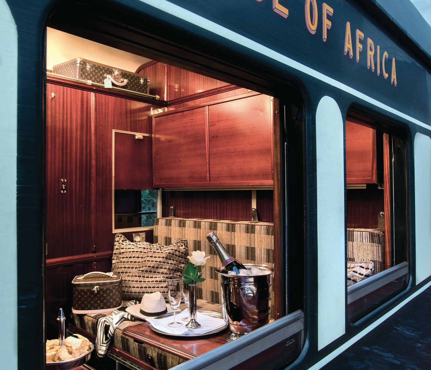 Blick durch das Fenster des Rovos Rail in eine Suite