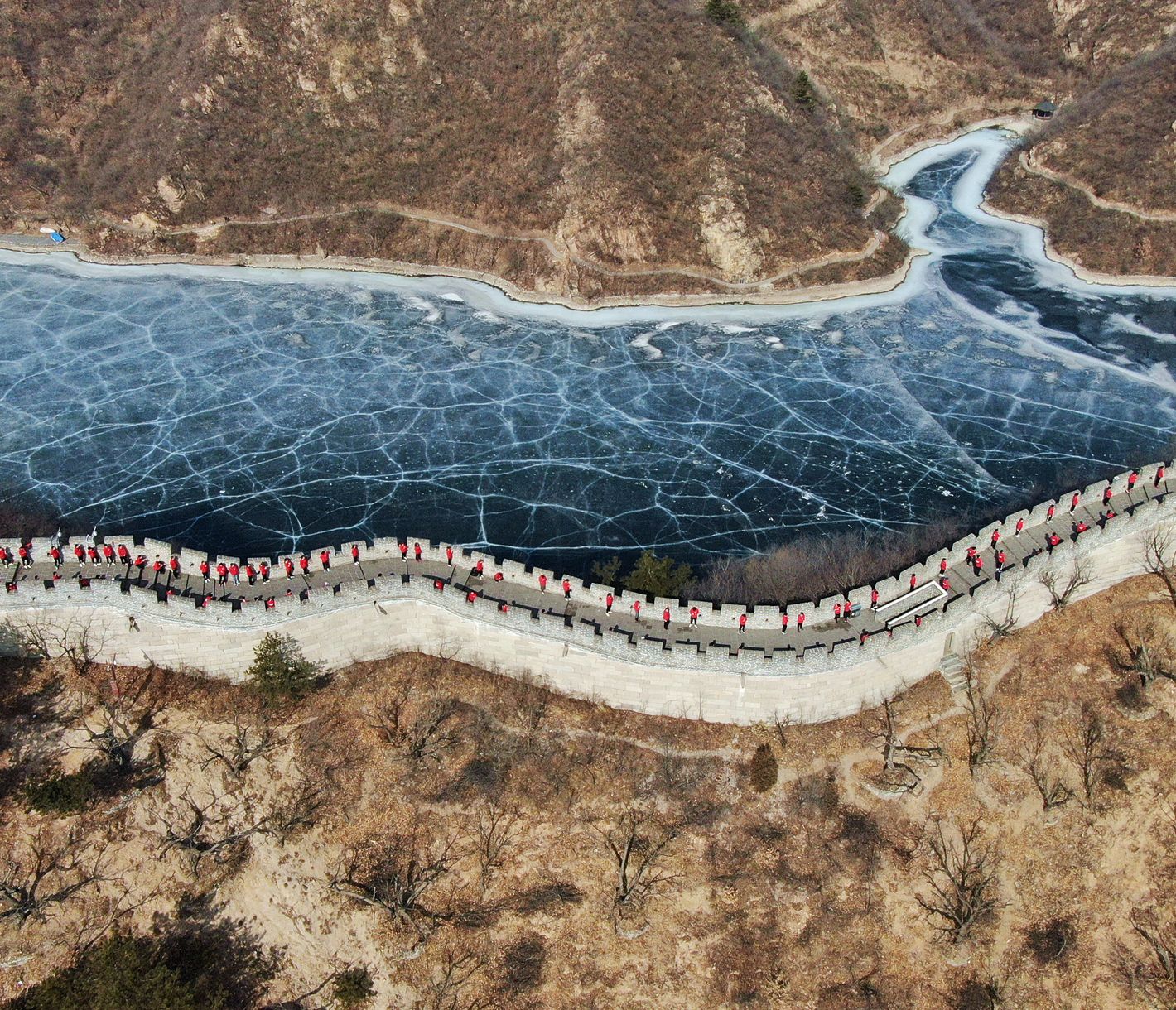 Der Huanghuacheng-Abschnitt der Grossen Mauer ist berühmt für die einzigartige Szenerie am Stausee.