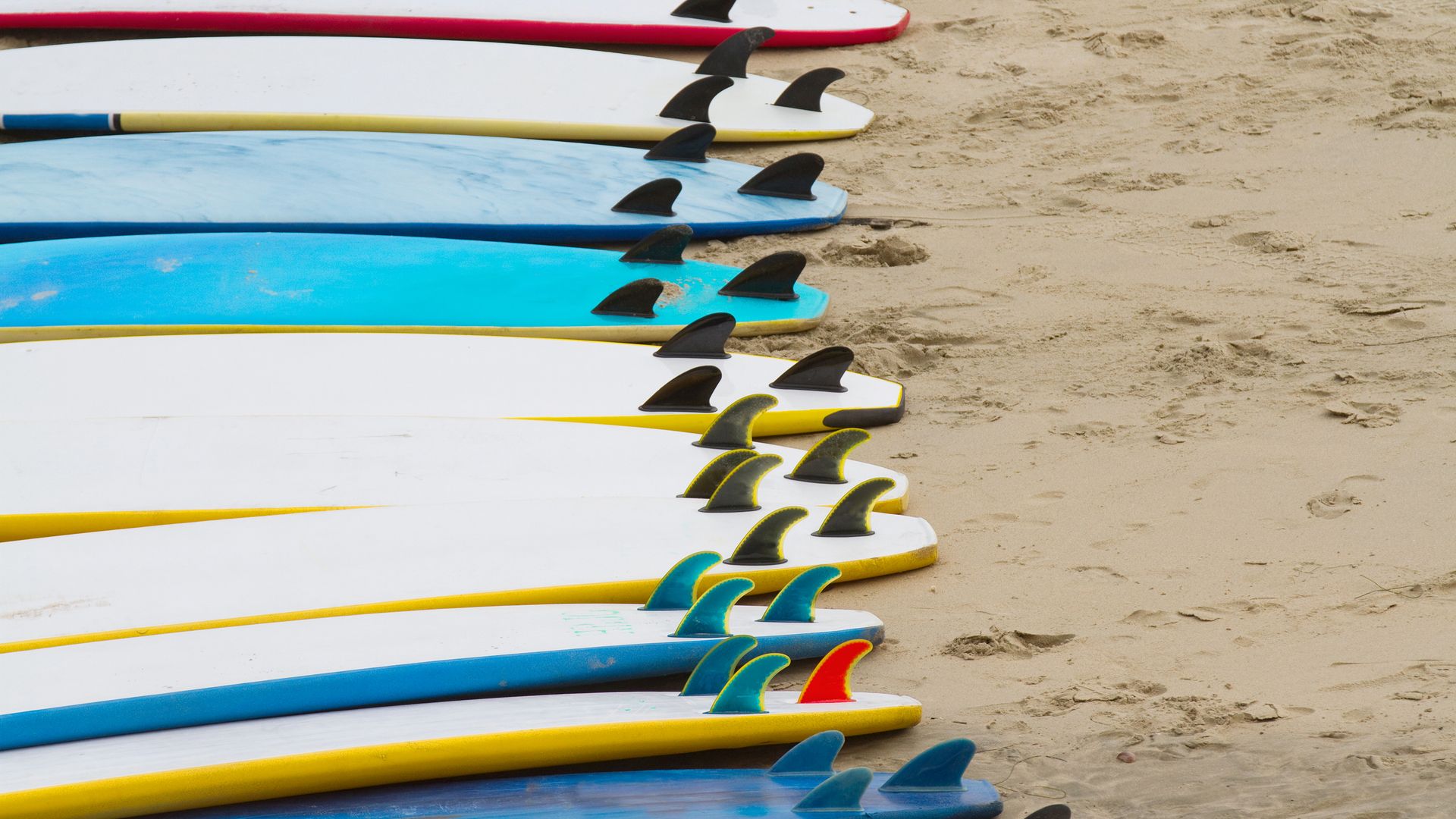 En Californie, les planches de surf sont omniprésentes sur la côte. Il n’y a plus qu’à attendre la vague parfaite.