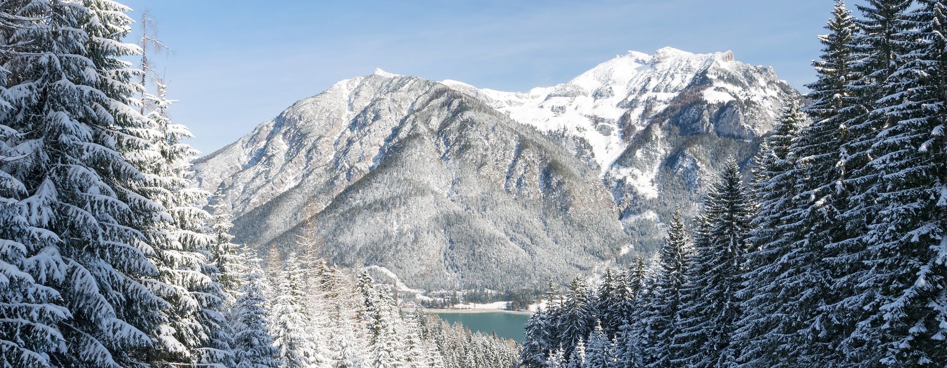 Skipiste mit Blick auf verschneite Berge im Winter