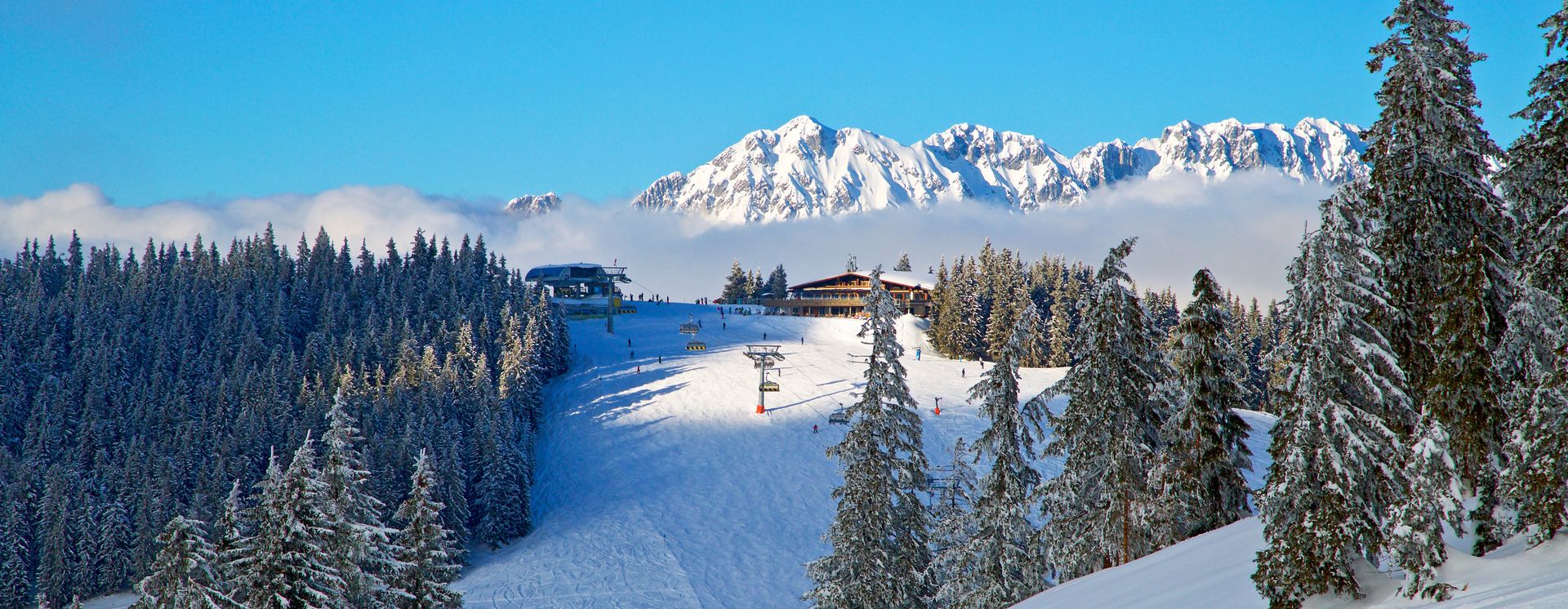 Skilift und Berghütte