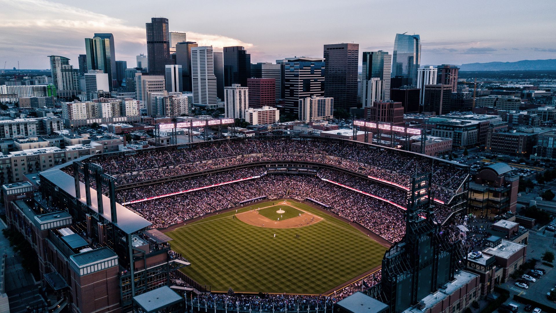 Coors Field Stadium der Colorado Rockies und die Skyline von Denver