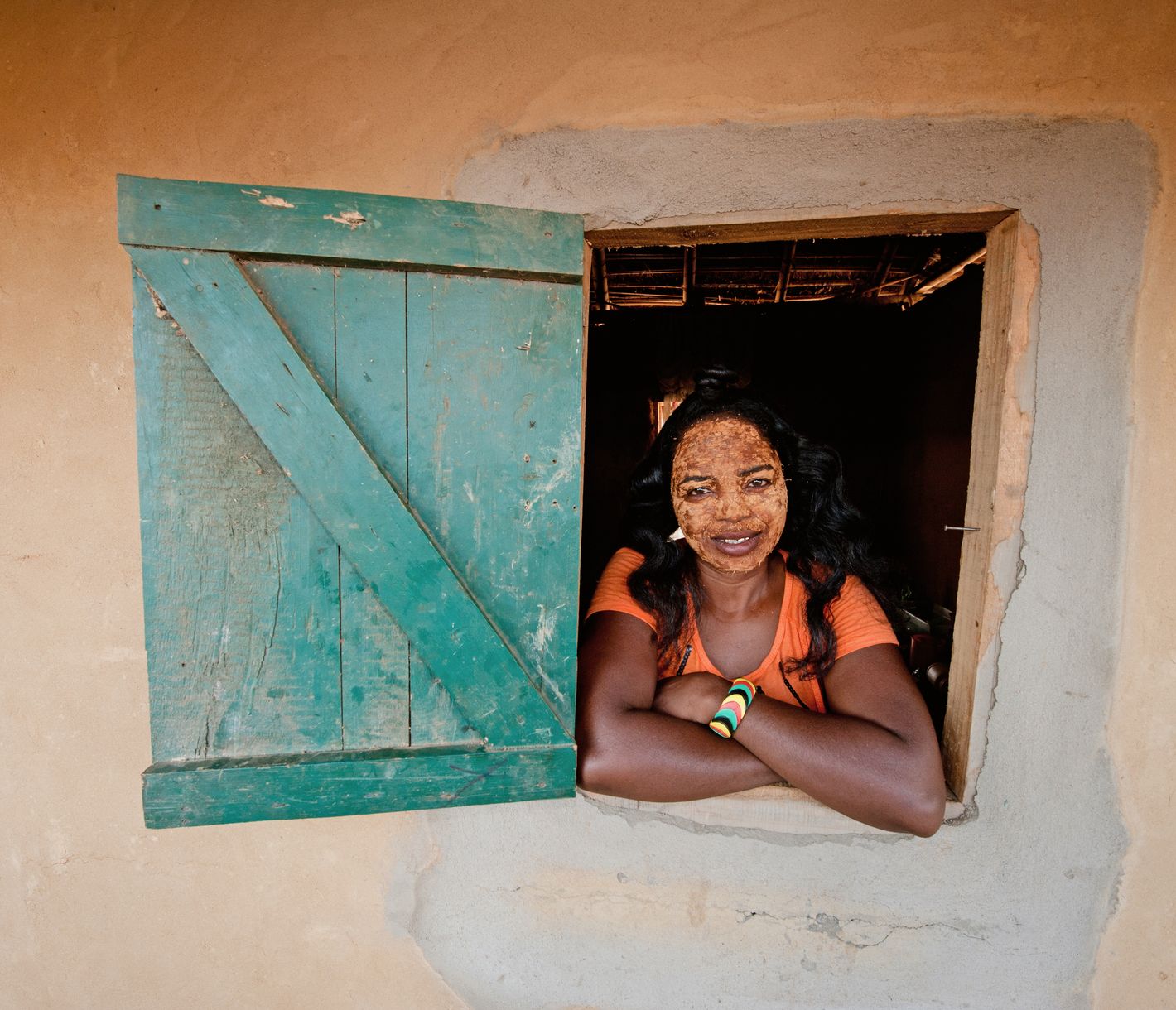Fröhliche Sakalava-Frau mit typischer Gesichtsmaske