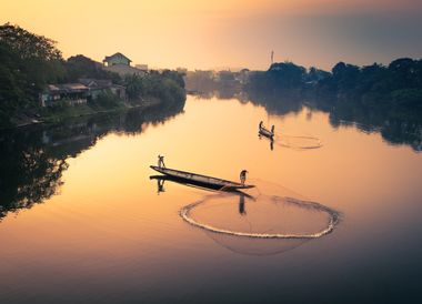 Netzwurf-Fischer auf dem Parfümfluss, der gemächlich durch die ehemalige Hauptstadt Hue fliesst.