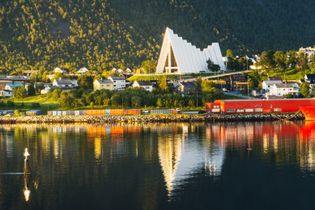 Die Eismeerkathedrale in Tromsø beeindruckt mit ihrer markanten Architektur und dem eindrucksvollen Glasfenster, das Licht in den Innenraum strömen lässt.