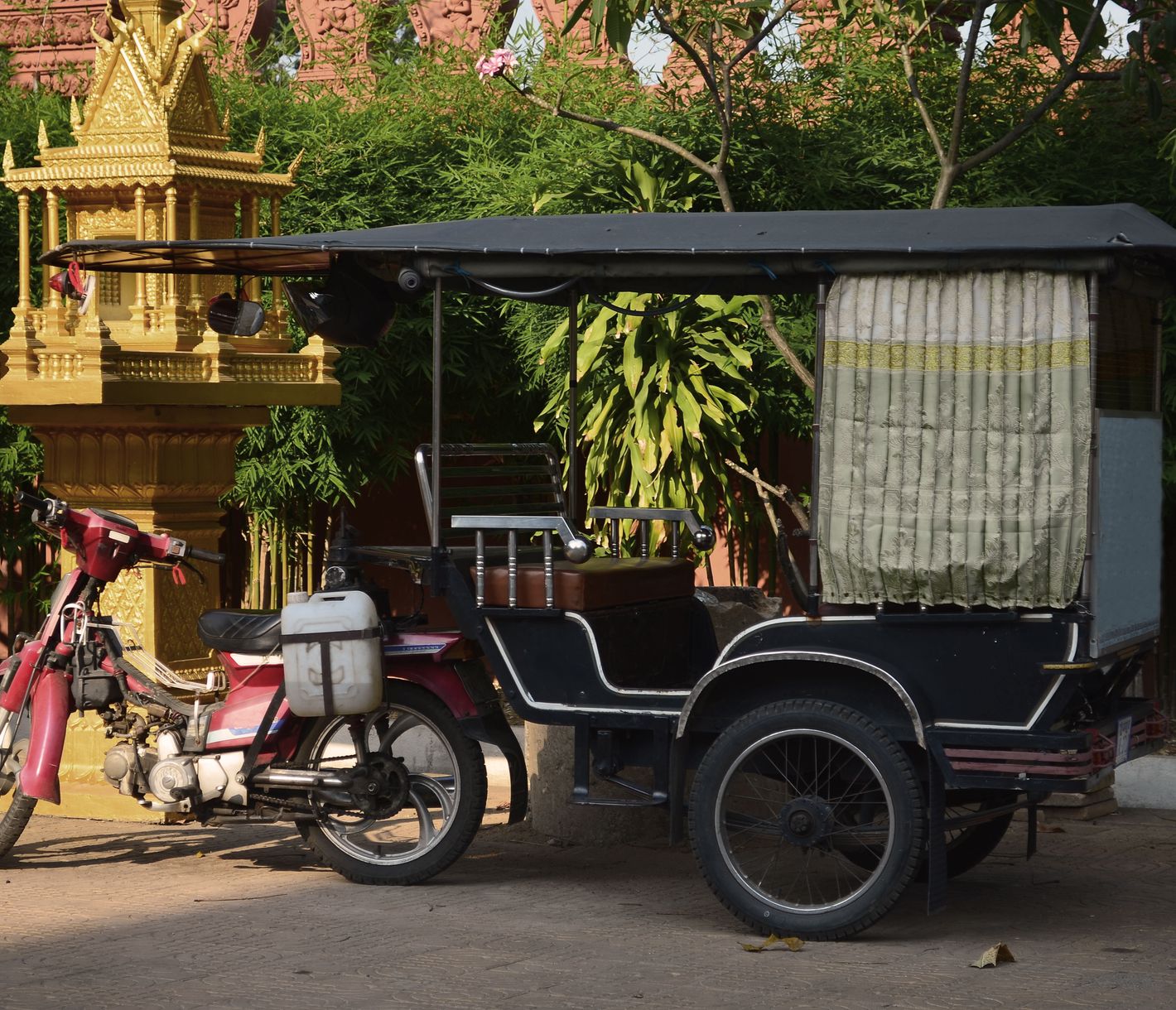 Auf der Stadtführung der etwas anderen Art stellt ein solches Tuk-Tuk die Fortbewegung sicher.