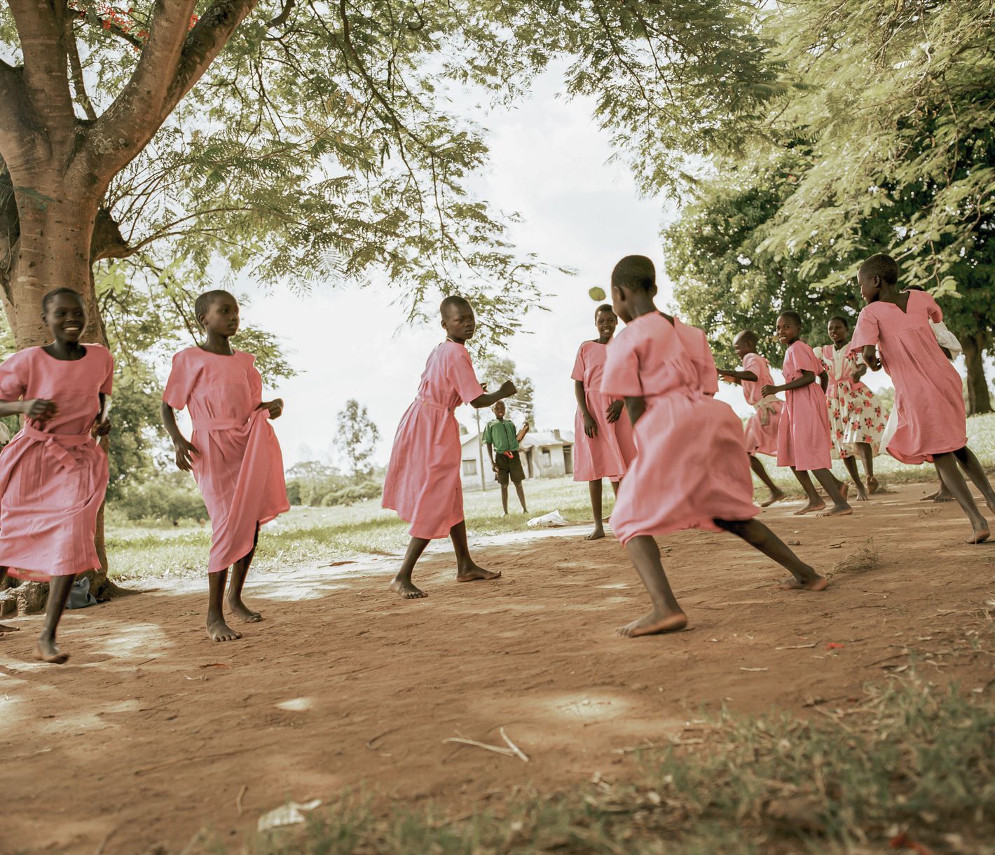 Des écolières se laissent aller à la danse...