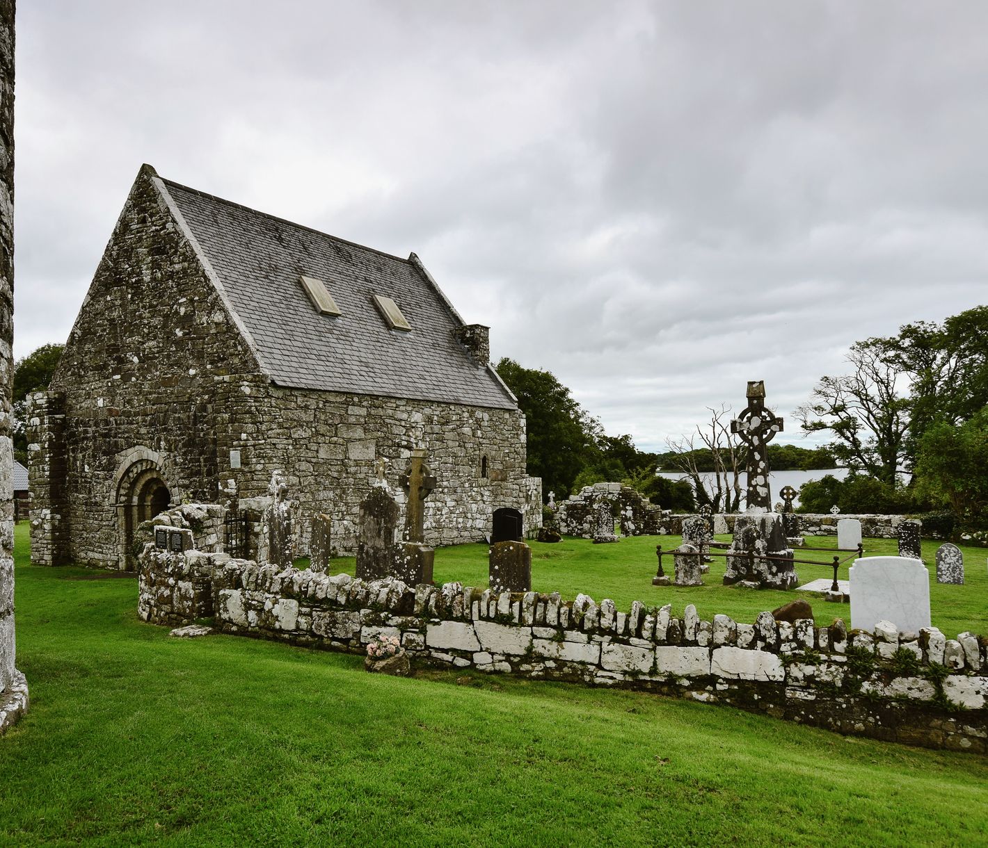 Klosterruinen und prähistorische Gräber