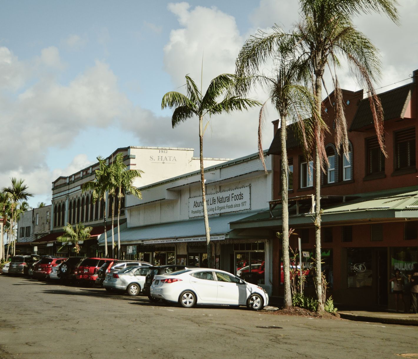 Hilo ist eine lebendige, kleine Küstenstadt auf Hawaii Island, die vor allem für ihre authentische Atmosphäre und üppige Natur bekannt ist.