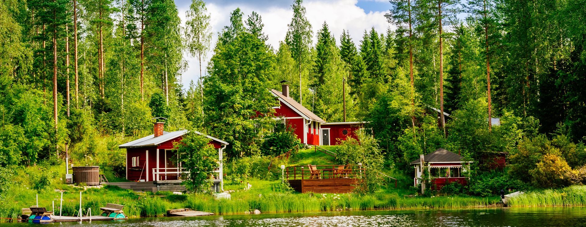 Malerisches Blockhaus am See
