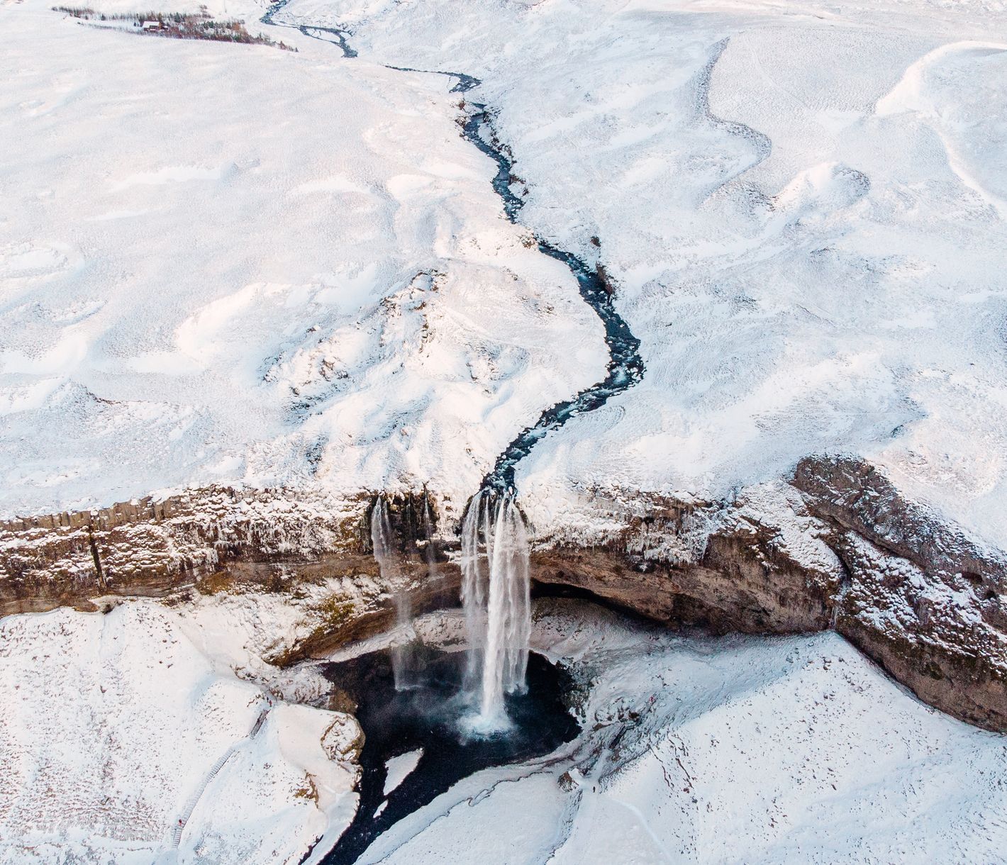 Von oben gesehen wirkt der Seljalandsfoss nur sehr klein.