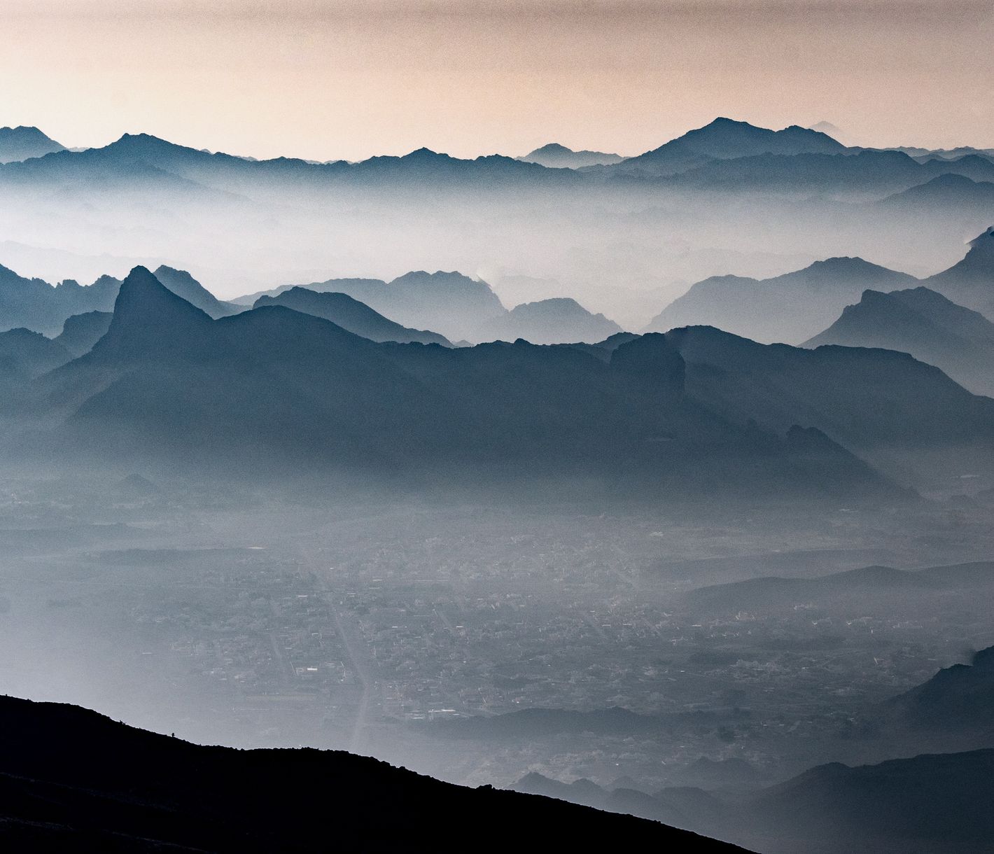 Das Al-Hajar-Gebirge von tiefem Nebel umhüllt