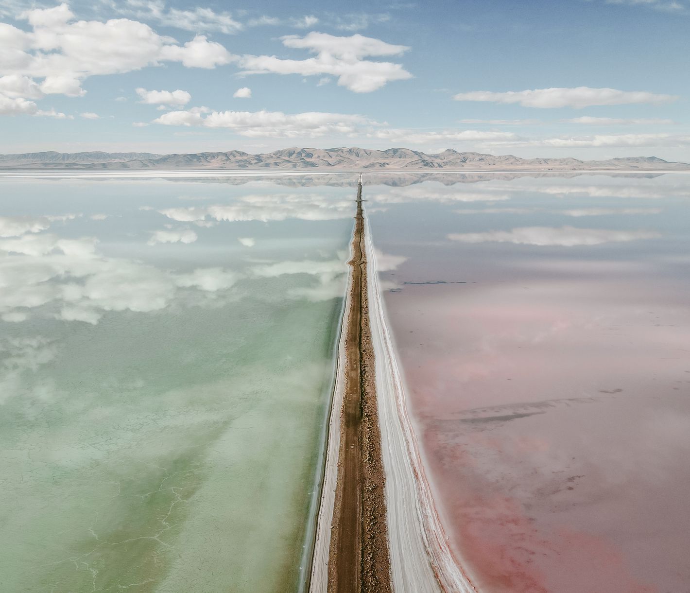 Der Great Salt Lake ist ein faszinierendes Gewässer mit einzigartigen Farben.
