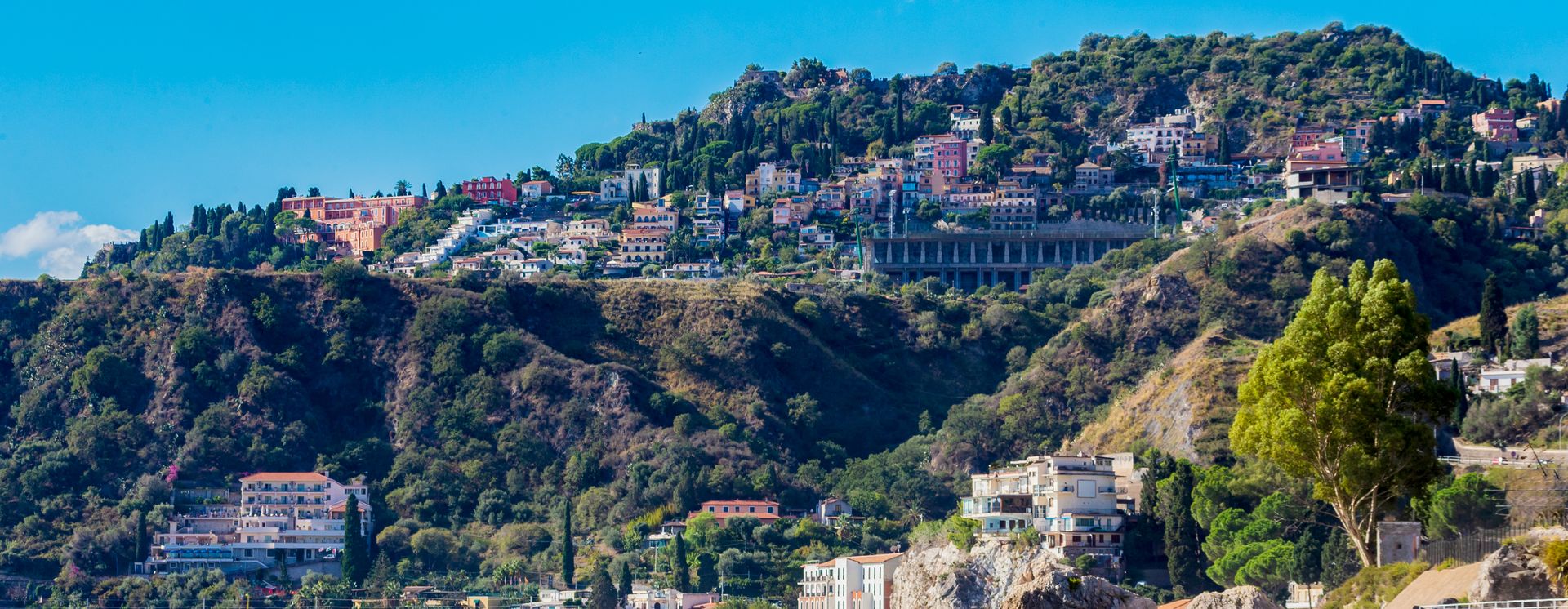 Blick vom Strand auf Taormina