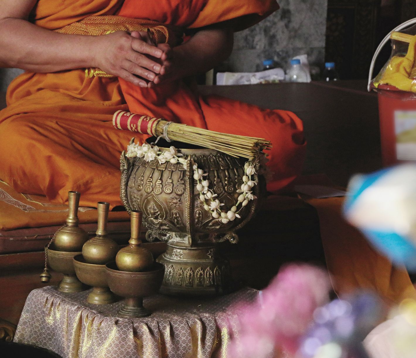 Ein Mönch spendet seinen Segen im Tempel.