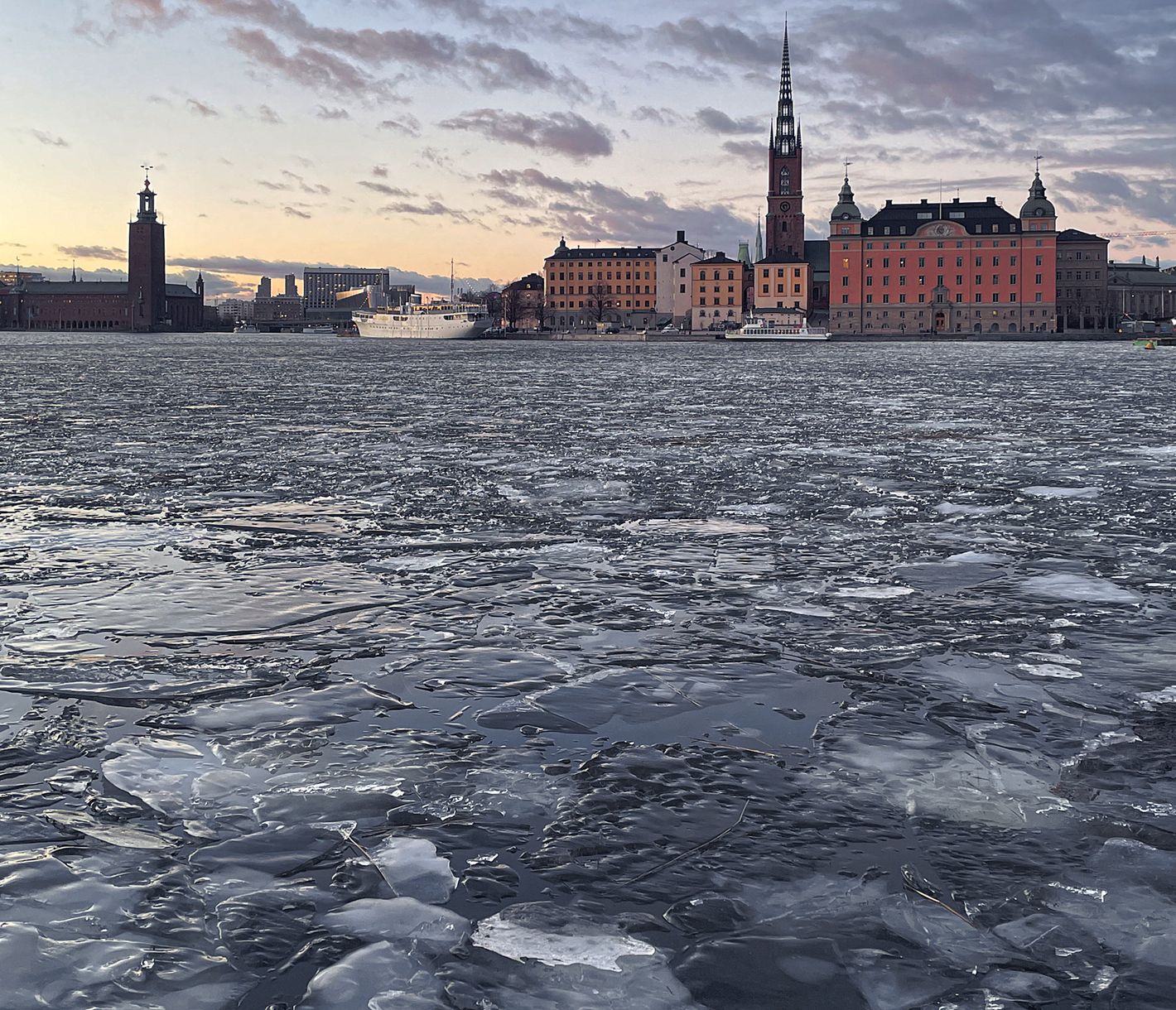Umgeben von Eis erstrahlt Stockholm im Winter in einem besonderen Licht