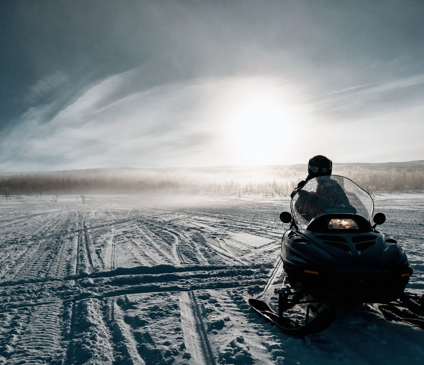 Rasant unterwegs mit dem Schneemobil
