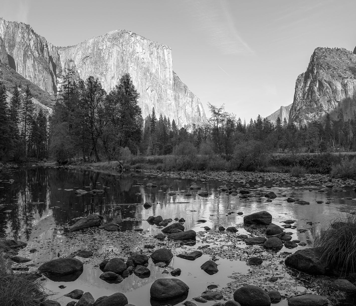 Inmitten des Yosemite Valley ragt der markante Granit-Monolith El Capitan empor.