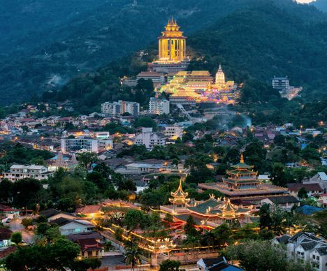 Le temple de Kek Lok Si à Penang brille de couleurs vives lors du Nouvel An chinois