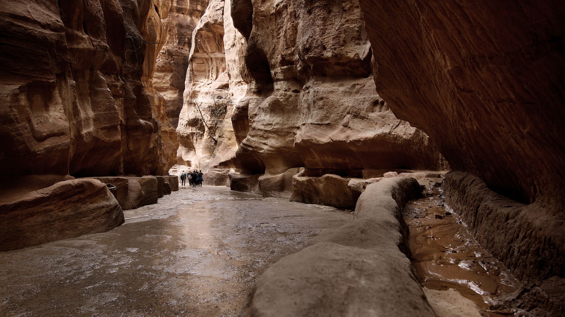 Gasse zwischen hohen Steinfelsen in Petra