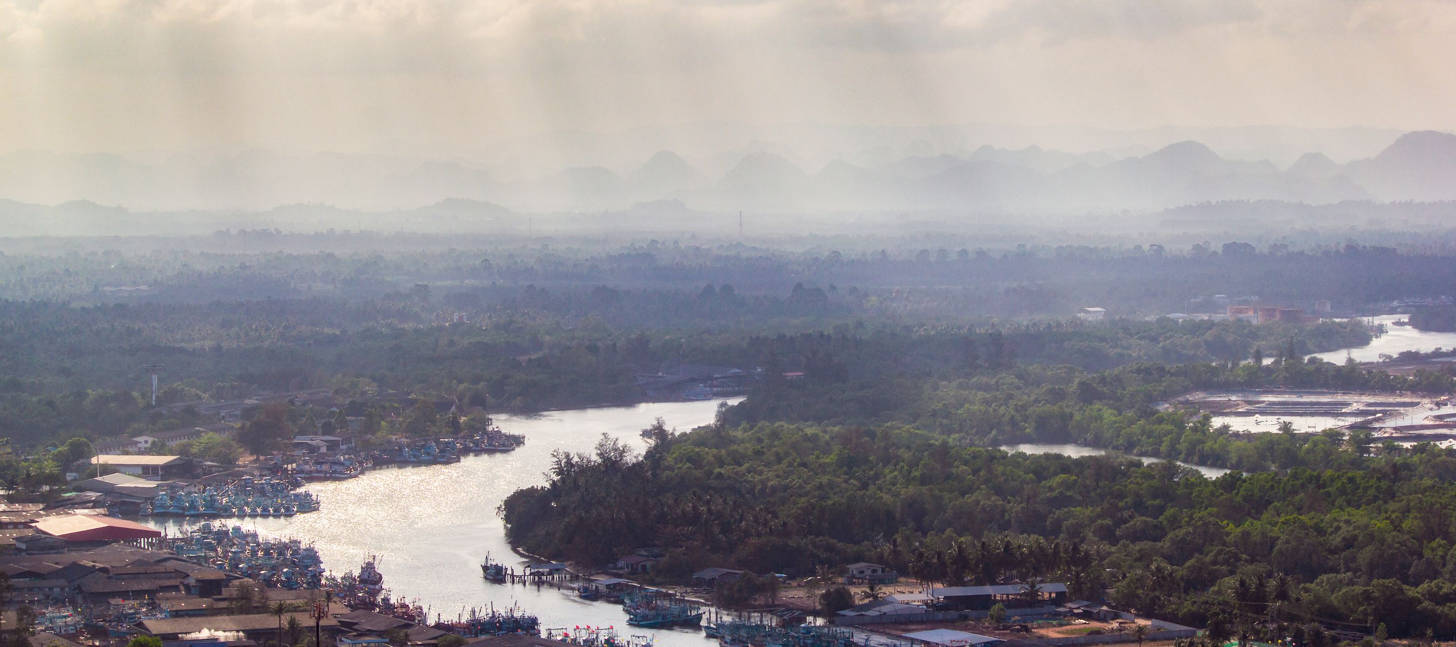 Aussicht vom Khao Matree Viewpoint auf das Fischerdorf Pak Nam Chumphon