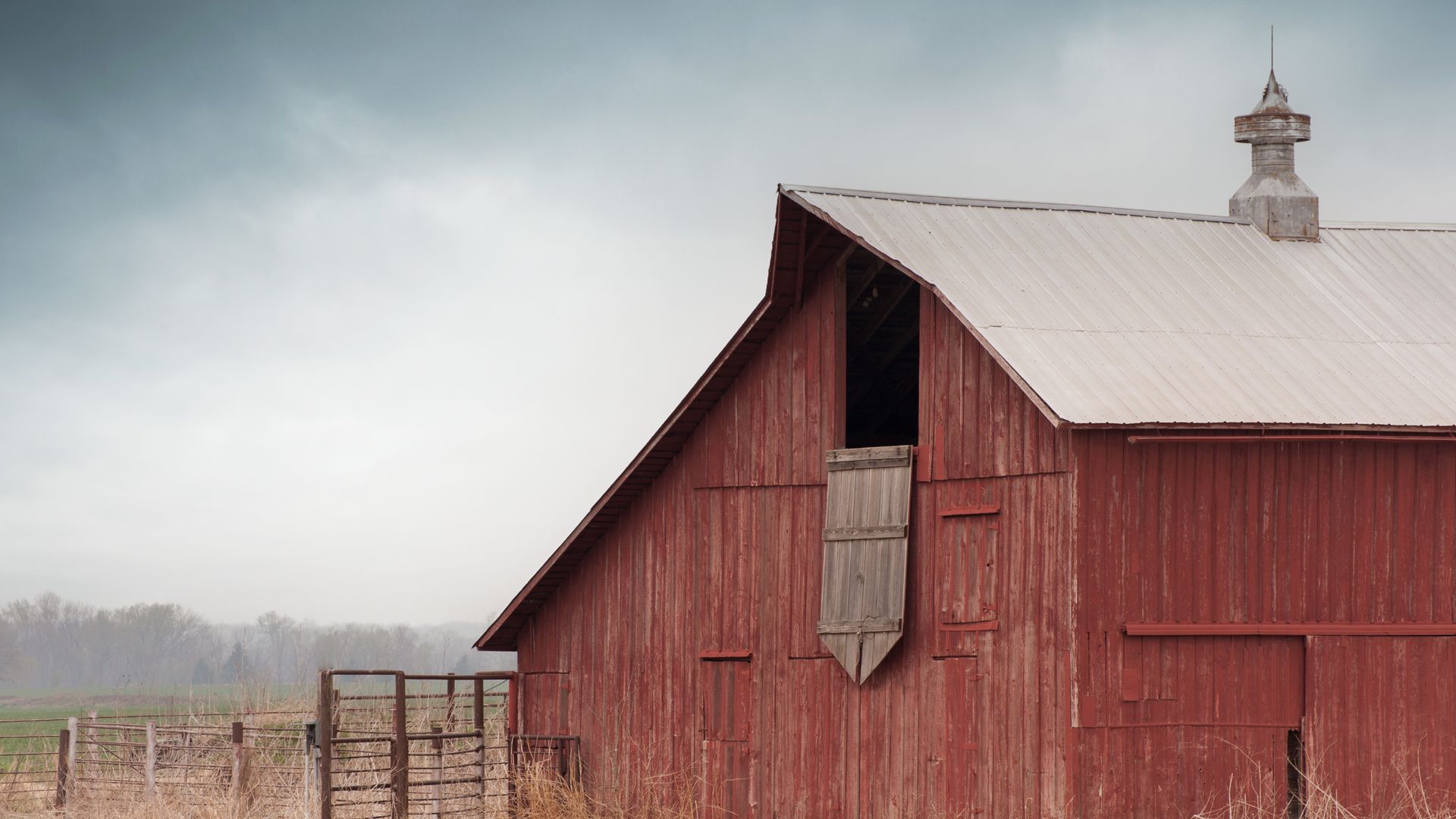 Die roten Farmhäuser gehören zum Landschaftsbild von Oklahoma einfach dazu.