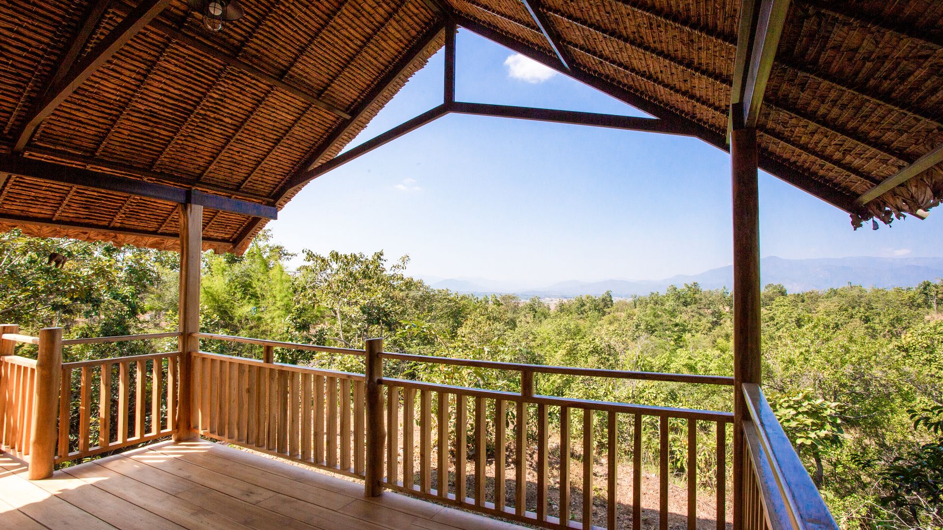 Blick von der Terrasse des Zelts auf die umliegende Landschaft
