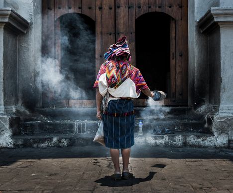 Maya-Rituale bei der auf Tempelruinen erbauten Kirche in Chichicastenango