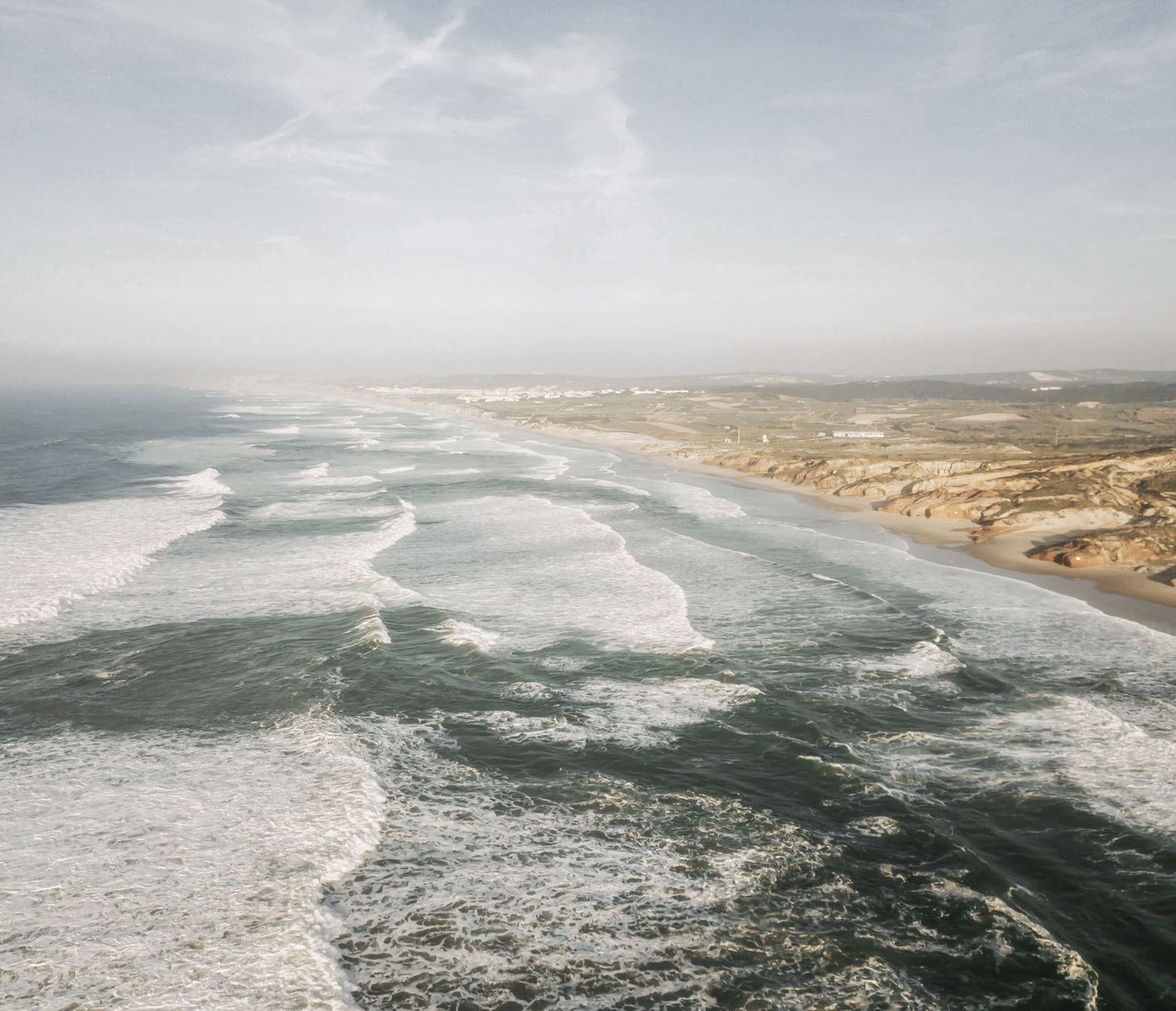 Die raue Atlantikküste mit ihrer typischen Steilküste bei Peniche