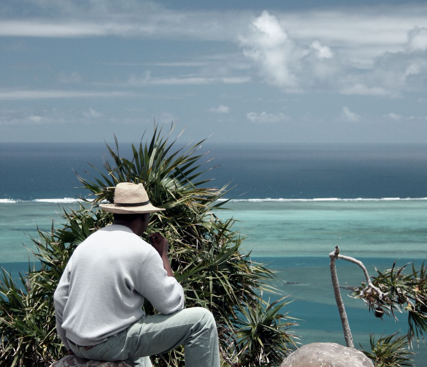 Ein Fischer blickt auf die Weiten des Indischen Ozeans und der Lagune vor der Insel Rodrigues.