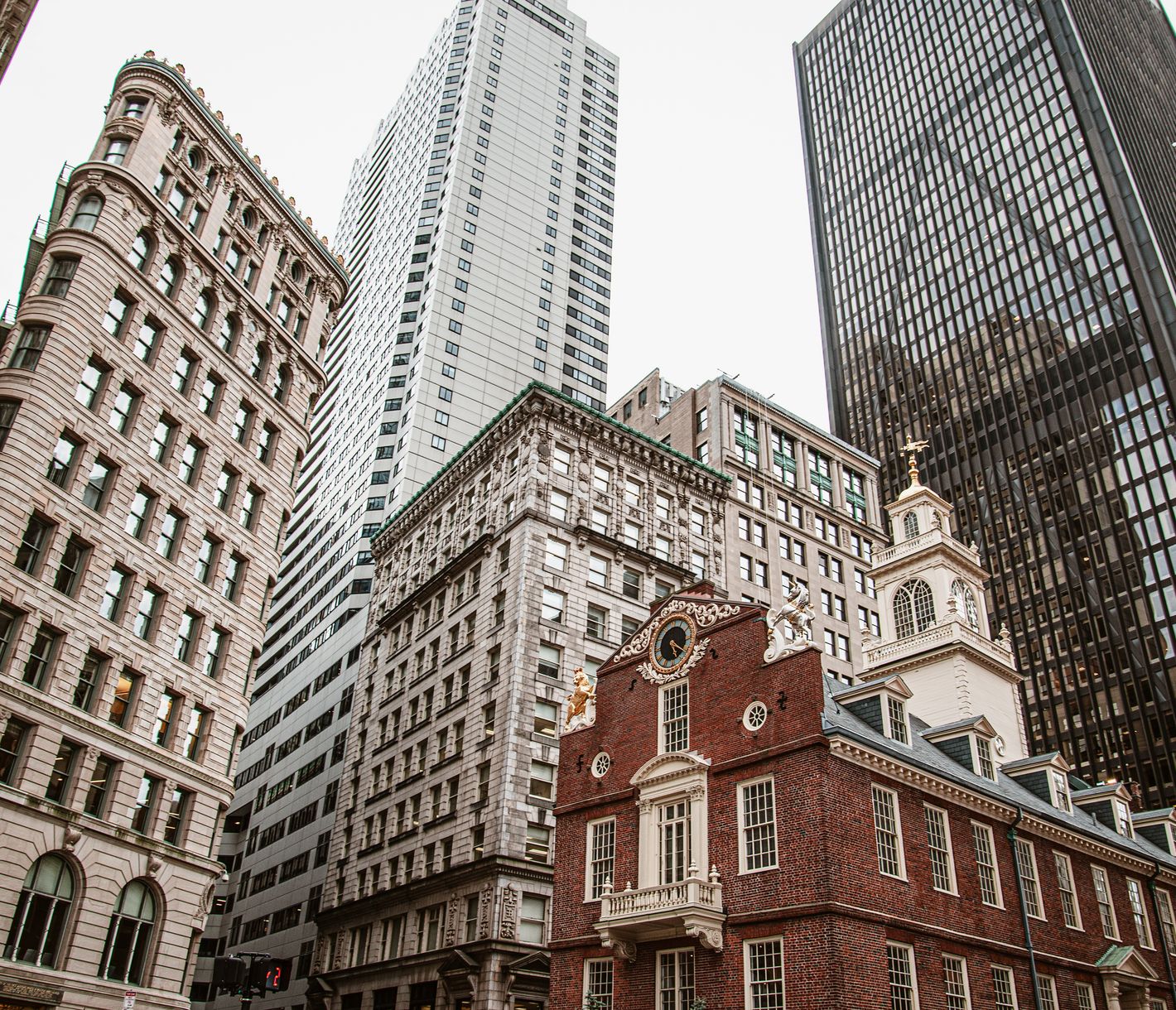 In Boston findet man die historischen Gebäude inmitten von modernen Wokenkratzer.