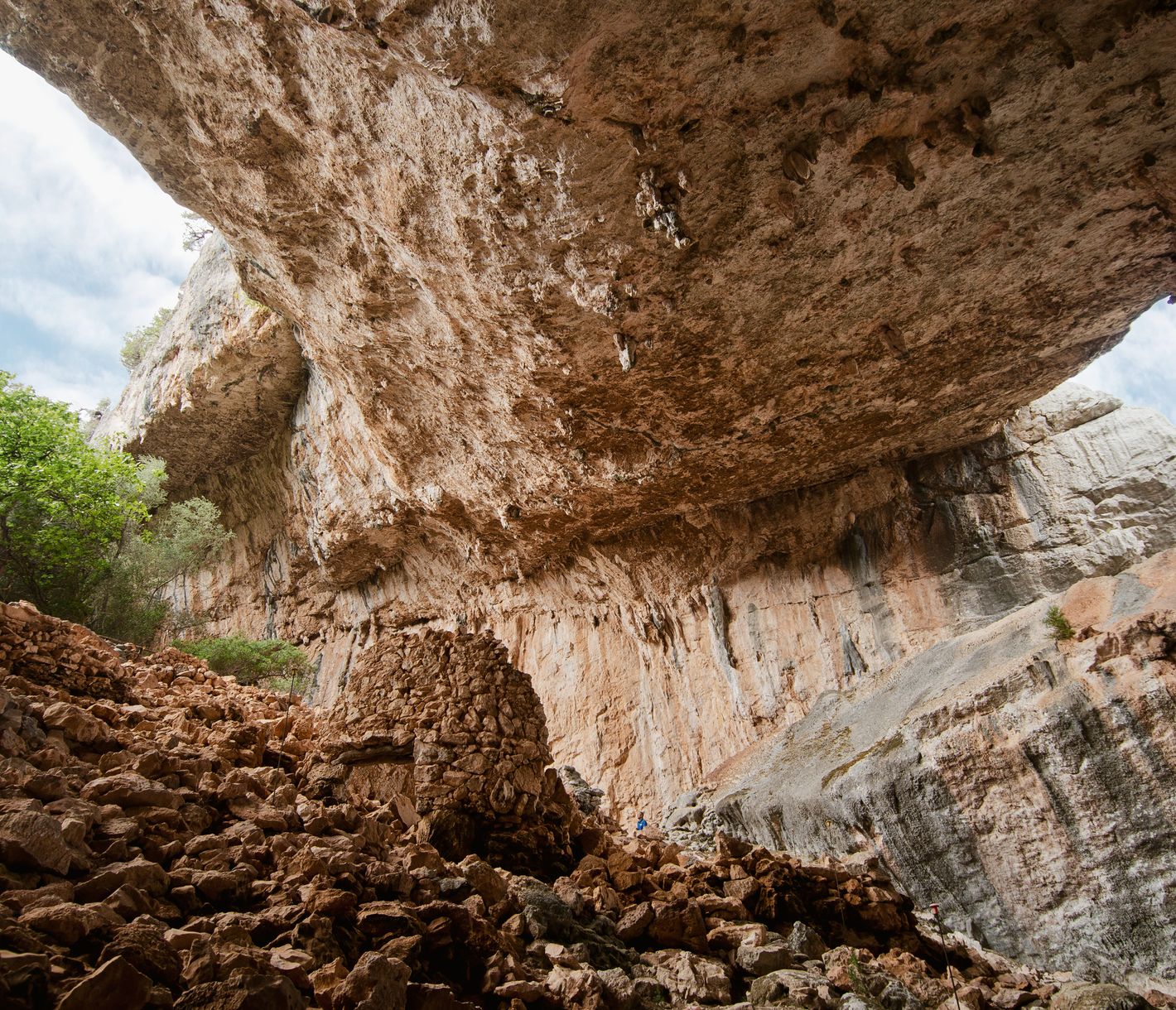 Sur le mont Tiscali (515 m) se trouve l'une des merveilles archéologiques de l'île : Tiscali, un village de l'époque nuragique (2e et 1er millénaires av. J.-C.)