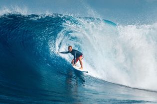 Surfen auf Thulusdhoo in den Malediven bietet perfekte Wellen und eine entspannte Atmosphäre für alle, die Wassersport lieben.