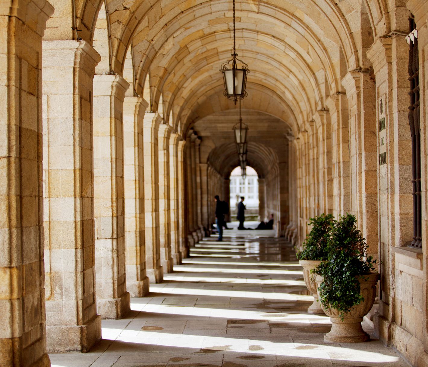 Bogengang am Hauptplatz Praza do Obradoiro in Santiago de Compostela