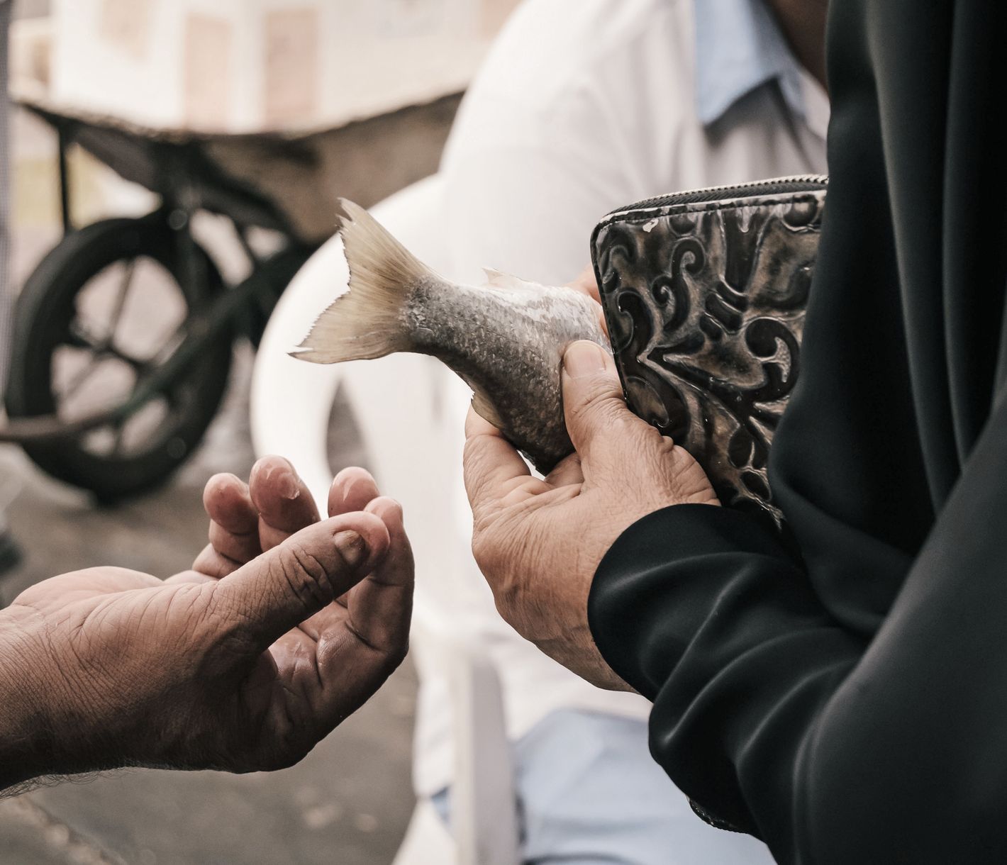 Traditionelles Markttreiben in Deira – Frischer Fisch und lokale Begegnungen