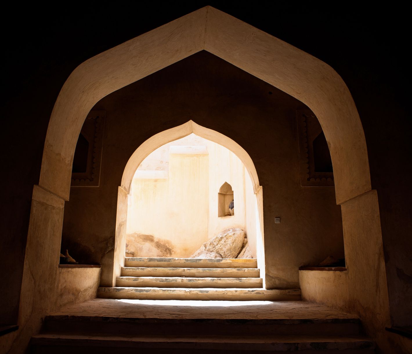 Schattenspiele an alten Fortmauern