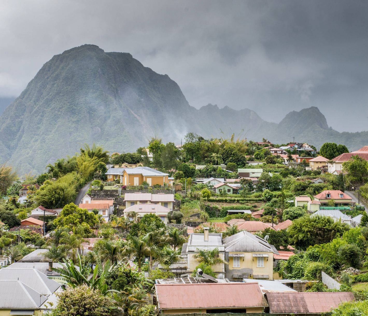 Blick auf das charmante Bergdorf Hellbourg, das im Talkessel von Salazie liegt.