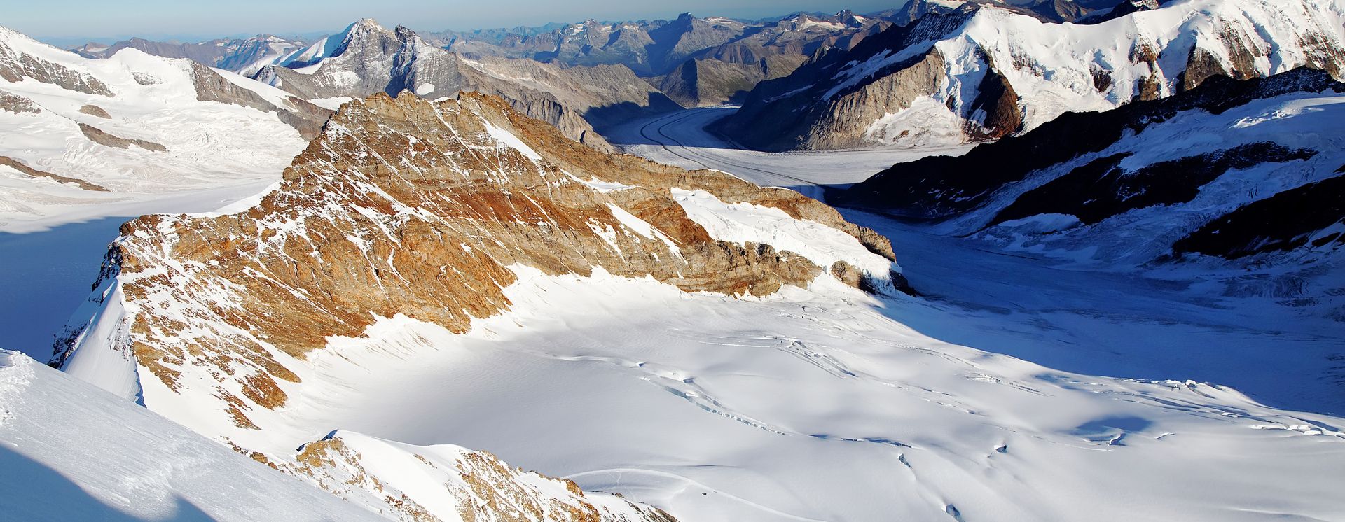 Montagnes enneigées surplombant le lac de Thoune