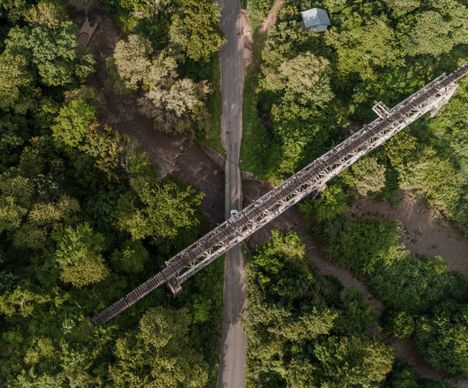 La rivière, la route et le chemin de fer se croisent dans la région de Morongoro.
